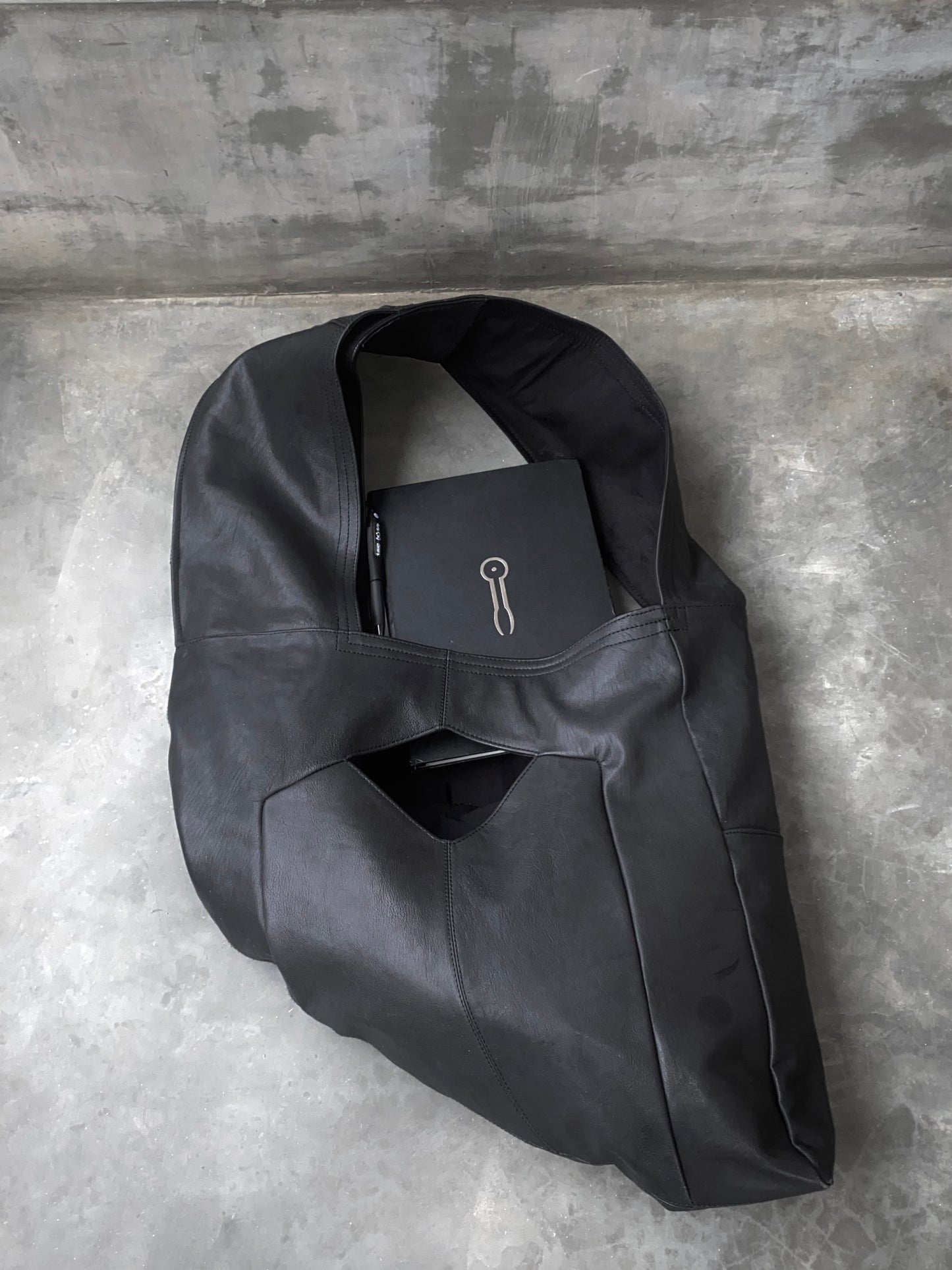 X̴͔̦́̉̈́xx̴̣̞̗̓̒̓͐̕Ȋ̵̝̻̗̦͉͛́͝ shoulder bag