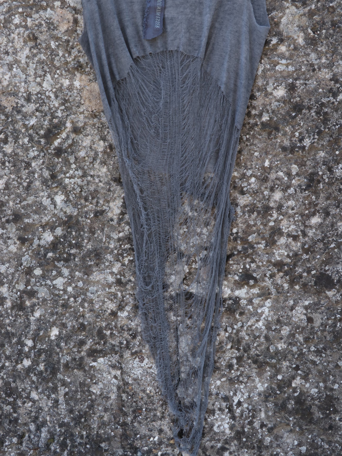 Līght dīsrupted concrete